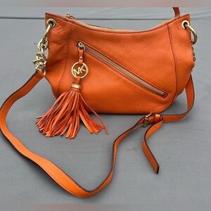 MICHAEL KORS, MEDIUM PEBBLED LEATHER
CROSSBODY BAG